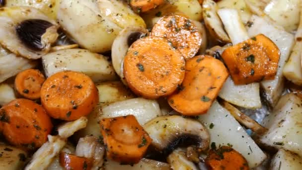 Carote Funghi Patate Sono Mescolati Posati Foglio Cottura Forno Cucinare — Video Stock