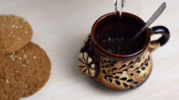 Ochtendkoffie Zetten Warm Water Wordt Gegoten Een Kopje Dat Tafel — Stockvideo