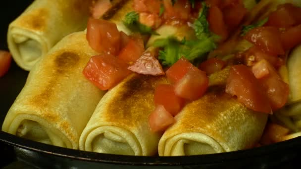 Delicious Digulung Pancake Appetizing Digoreng Berturut Turut Dalam Penggorengan Dengan — Stok Video