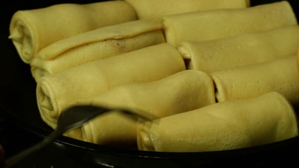 Deliciosos Panqueques Enrollados Apetitosos Fríen Una Fila Una Sartén Con — Vídeos de Stock