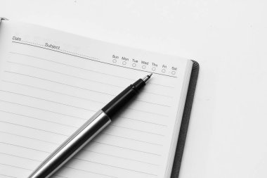 Üstünde beyaz arka plan üzerinde izole defter kalem