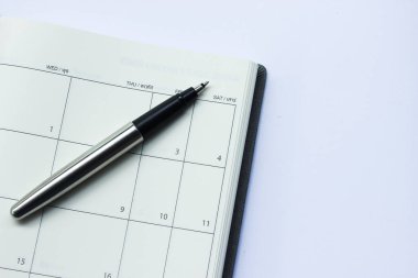 Takvim planlayıcısı beyaz arka plan üzerinde izole kalem