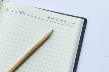 Üstünde beyaz arka plan üzerinde izole defter kalem