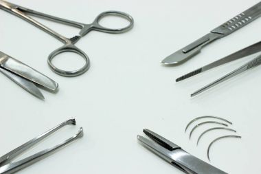 Beyaz arka plan üzerinde izole cerrahi aletler