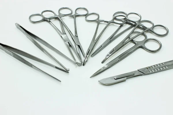 Instrumenty chirurgiczne na białym tle — Zdjęcie stockowe