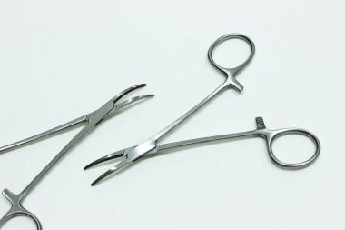 Eğri arter forseps izole beyaz zemin üzerine