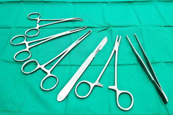 Instrumenty chirurgiczne na stole w sali operacyjnej — Zdjęcie stockowe