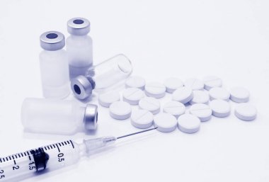 Şişeleri ve ampul uyuşturucu iğne ile 3 ml plastik şırınga ve