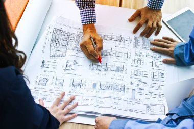 Mimar ve mühendis ekibi planı üzerinde Tabl tartışıyor