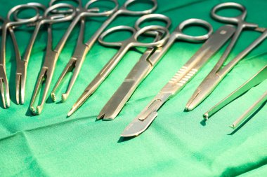 Ameliyathane tablo cerrahi aletler