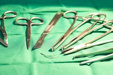 Ameliyathane tablo cerrahi aletler