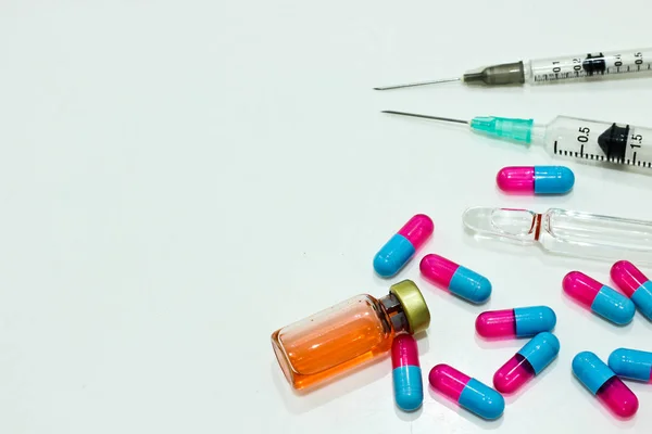 3 ml och 1 ml spruta av plast med nål, injektionsflaska, ampull av drogen — Stockfoto