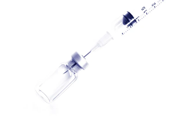 Beyaz arka planda izole edilmiş 3 ml 'lik plastik şırınga ve ilaç şişesi, mavi ton rengi