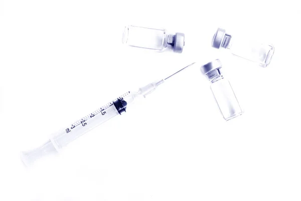 Beyaz arka planda izole edilmiş 3 ml 'lik plastik şırınga ve ilaç şişesi, mavi ton rengi