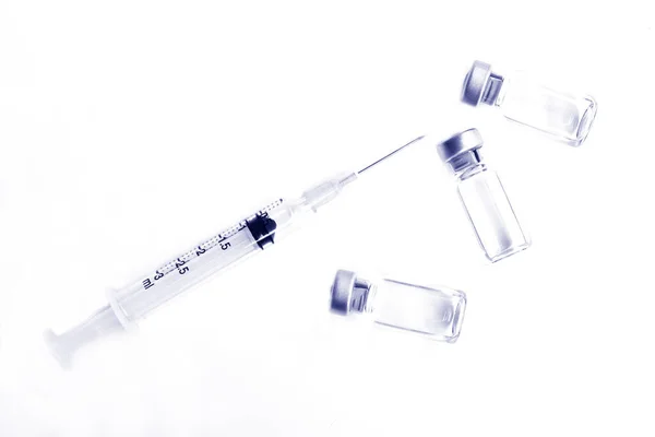 Vial Medicamentos Vacunas Jeringa Plástico Con Aguja Aislada Fondo Blanco — Foto de Stock