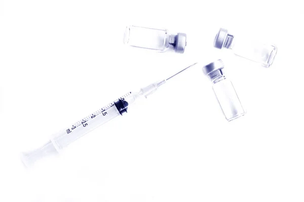 Flacon Met Geneesmiddelen Vaccin Plastic Spuit Met Naald Geïsoleerd Witte Rechtenvrije Stockafbeeldingen
