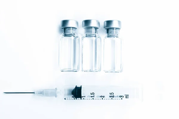 Injektionsflaska Med Läkemedel Eller Vaccin Och Plastspruta Med Nål Isolerad — Stockfoto