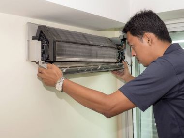 Tek elektrikçi adam temiz, düzeltmek ve klima bakımını yapmak 