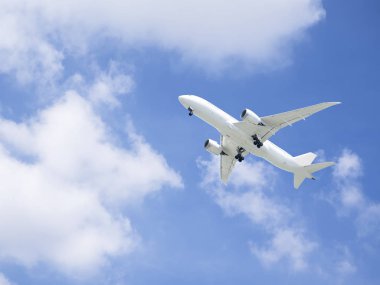 Mavi gökyüzü altında 1 uçan uçak