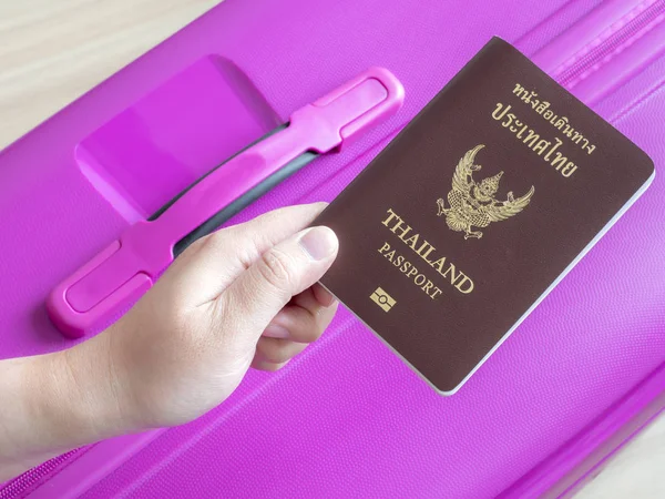 Самотня жінка утримуйте Таїланд паспорт з її боку 1 — стокове фото