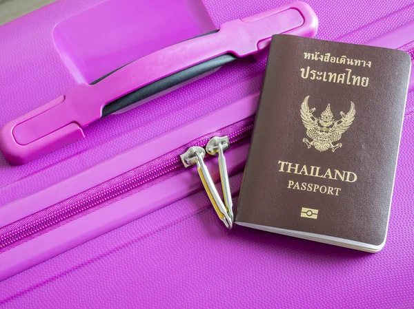 Таїланд паспорт на рожевий чемодан 1 — стокове фото