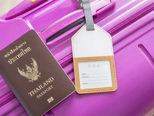 핑크 가방 1에 태국 여권 및 수하물 태그 — 스톡 사진