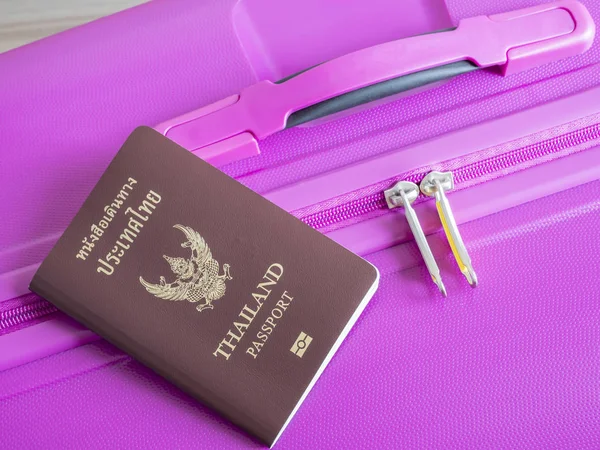 Таїланд паспорт на рожевий чемодан 2 — стокове фото