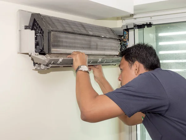 Tek elektrikçi adam temiz, düzeltmek ve klima bakımını yapmak 