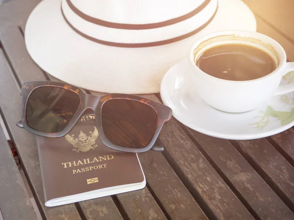 태국 여권 및 커피숍 1 선글라스 — 스톡 사진