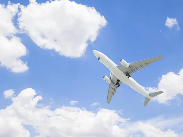Airplane flying under blue sky 2 — Stock Photo, Image