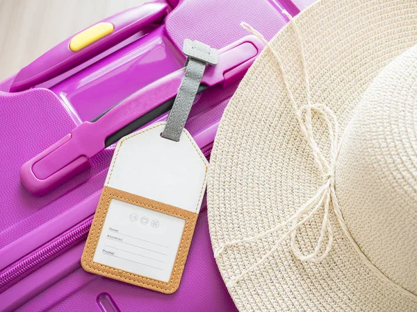 Luggage tag and white hat on pink suitcase 1 — Stock Photo, Image