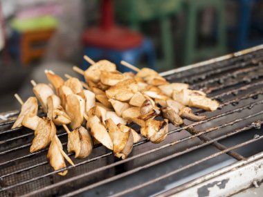 Eringi mantar skewerd 1 ocakta ahşap sopa ile ızgara