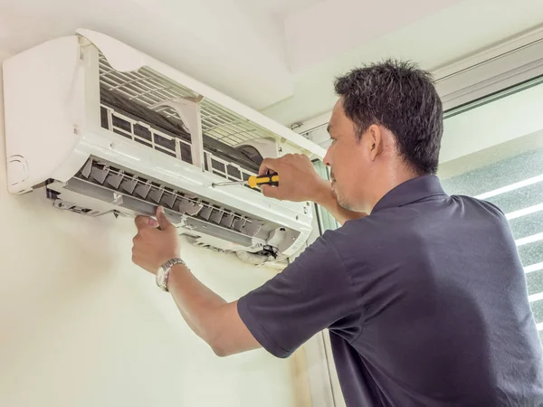 Tek elektrikçi adam temiz, düzeltmek ve klima bakımını yapmak 