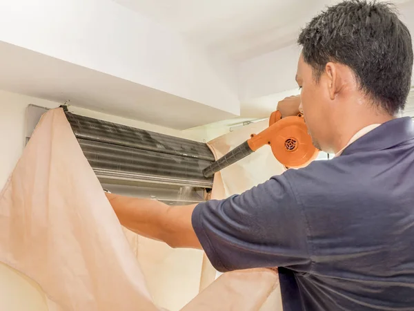 Tek elektrikçi adam temiz, düzeltmek ve klima bakımını yapmak 