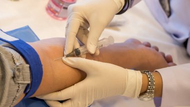 Gerçek kan örnekleri (Phlebotomist) 2 alarak hemşire