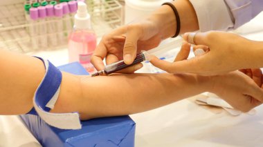 Gerçek kan örnekleri (Phlebotomist) 1 alarak hemşire