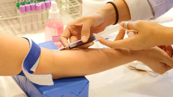 Enfermera que toma muestras de sangre real (flebotomista) 1 — Foto de Stock
