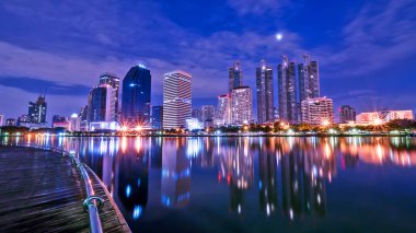 Cityscape gece göl 2 ışık