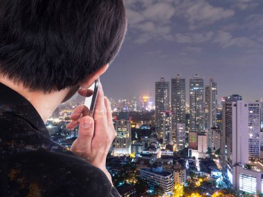 Bir telefon görüşmesi 1 işadamı çift pozlama