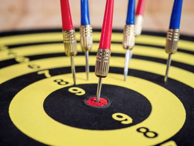 Dart oku dart tahtası 6 ortasına