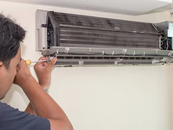 Single electrician man clean, fix and maintain air conditioning — Stock Photo, Image