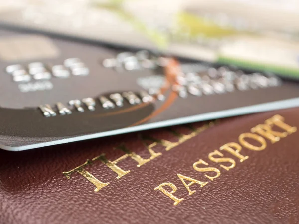 Крупним планом Таїланд паспорт та кредитну картку 2 — стокове фото
