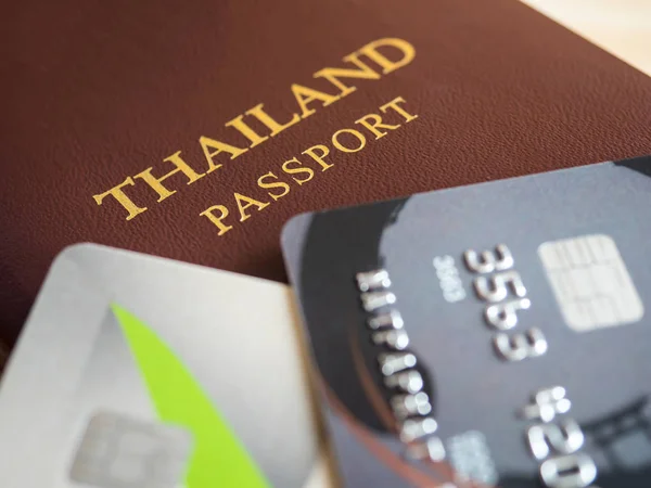 Крупним планом Таїланд паспорт та кредитну картку 1 — стокове фото