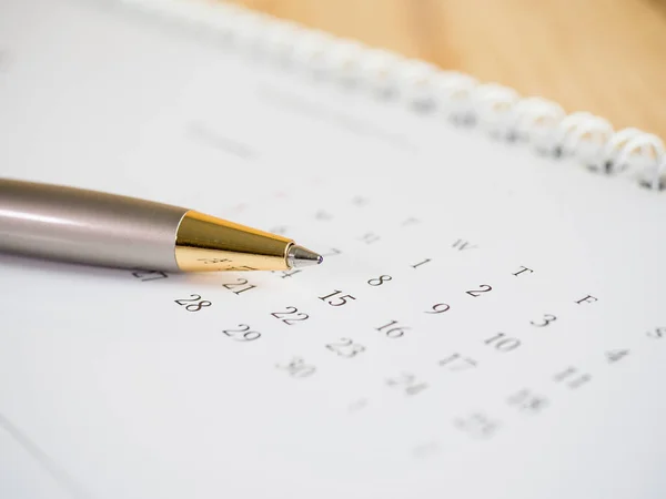 Pen på kalendern skrivbord 2 — Stockfoto