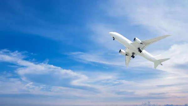 Repülőgép repülő 5 kék ég alatt — Stock Fotó