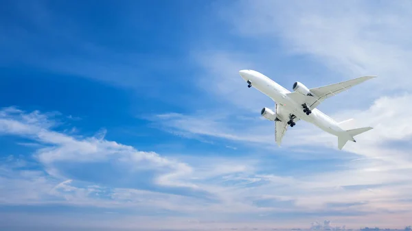 青空 5 下を飛んでいる飛行機 — ストック写真