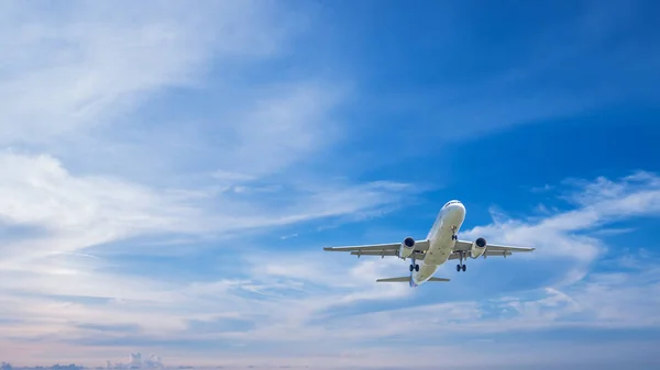 Avião voando sob o céu azul 6 — Fotografia de Stock