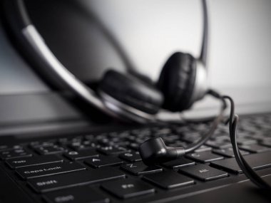 Laptop klavye 2 closeup kulaklığı