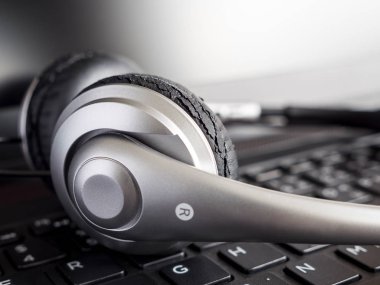 Laptop klavye 3 portre kulaklığı