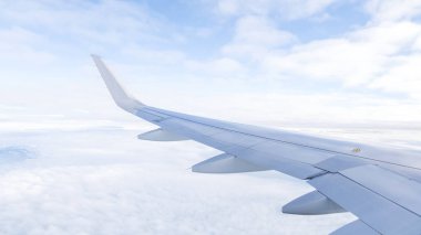 Uçak sinek üzerinde mavi gökyüzü ve beyaz bulut 2 kanat